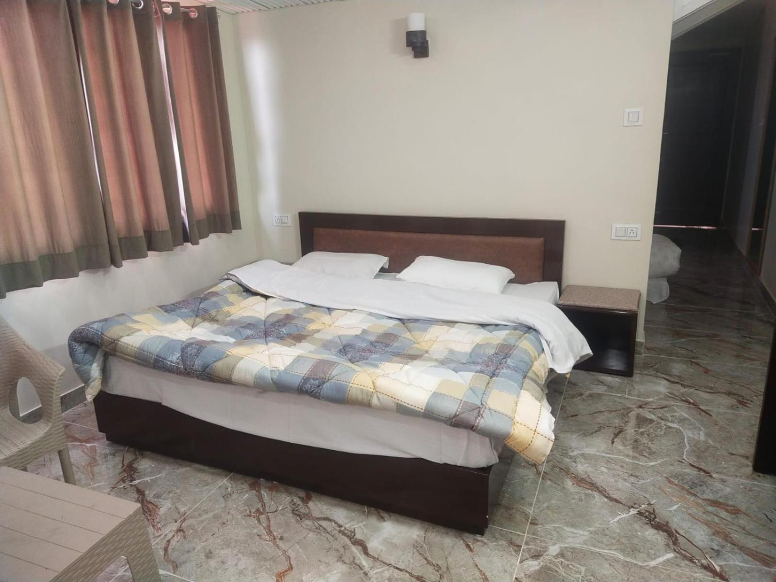 Dhanlaxmi Apartments Shimla Rum bild